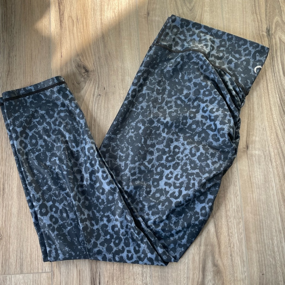 Zyia Stone Leopard Scruncy 7/8 Leggings